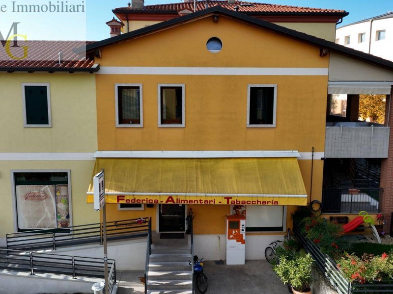 Attività commerciale in Vendita a Monteforte d'Alpone, 350'000€, 113 m²