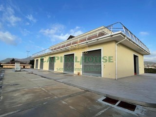Attività commerciale in Affitto a Fisciano, 6'500€, 420 m²