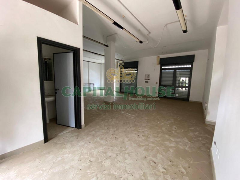 Attività commerciale in Affitto a Mercato San Severino, 1'300€, 100 m²