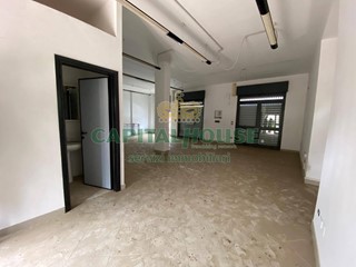 Attività commerciale in Affitto a Mercato San Severino, 1'300€, 100 m²
