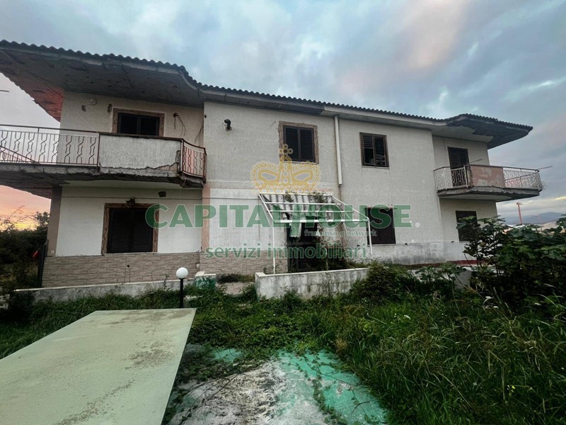 Casa Indipendente in Vendita a Pontecagnano Faiano, 300'000&euro;, 322 m²