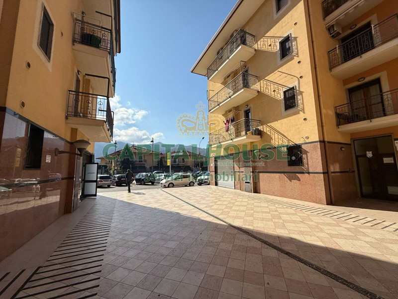 Attività commerciale in Affitto a Mercato San Severino, 1'200€, 112 m²