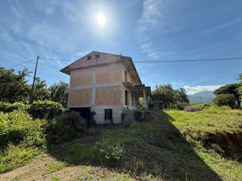 Villa in Vendita a Fisciano, 330'000€, 510 m², con Box