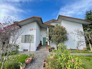 Casa Indipendente in Vendita a Erbusco, 590'000€, 490 m²