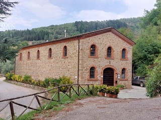 Rustico in Vendita a Dicomano, 310'000€, 360 m²