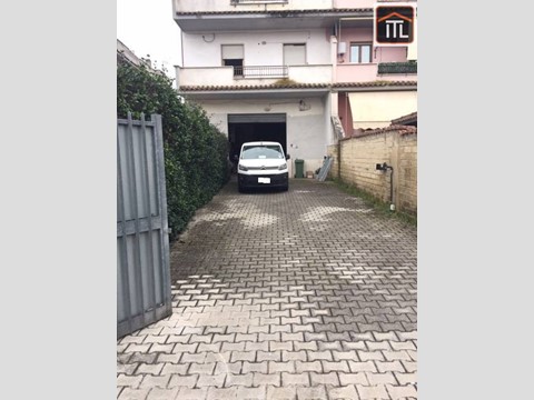 Immobile commerciale in Vendita a Roma, 90'000&euro;, 161 m²