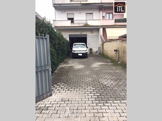 Immobile commerciale in Vendita a Roma, 90'000€, 161 m²