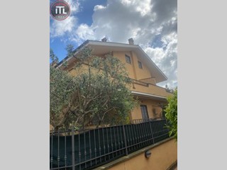 Villa in Vendita a Roma, 420'000€, 220 m²
