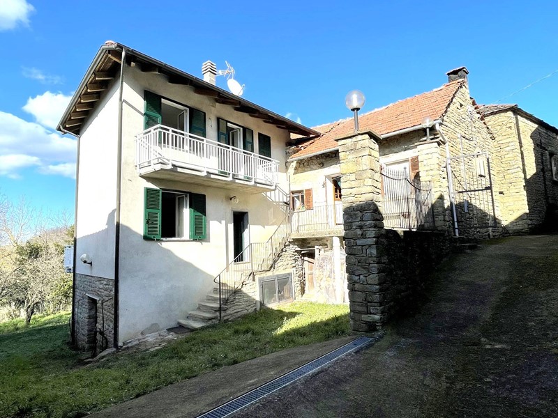 Casa Indipendente in Vendita a Pezzolo Valle Uzzone, 145'000€, 240 m²