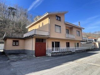 Villa in Vendita a Cairo Montenotte, 260'000€, 400 m²