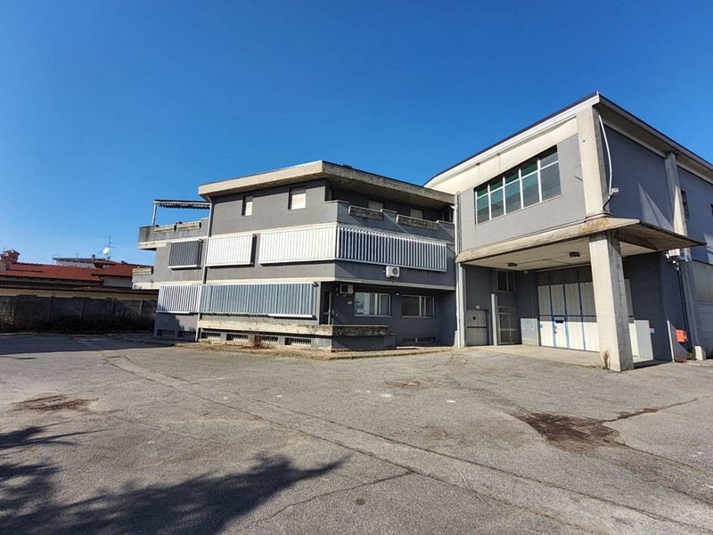 Capannone in Affitto a Lallio, 108'000€, 3000 m²
