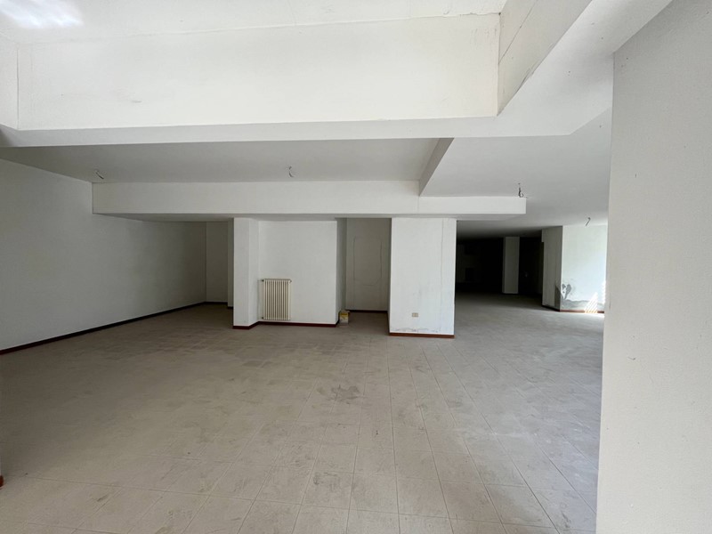 Magazzino in Vendita a Bergamo, 165'000€, 264 m²