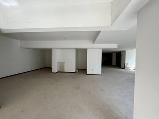 Magazzino in Vendita a Bergamo, 165'000€, 264 m²