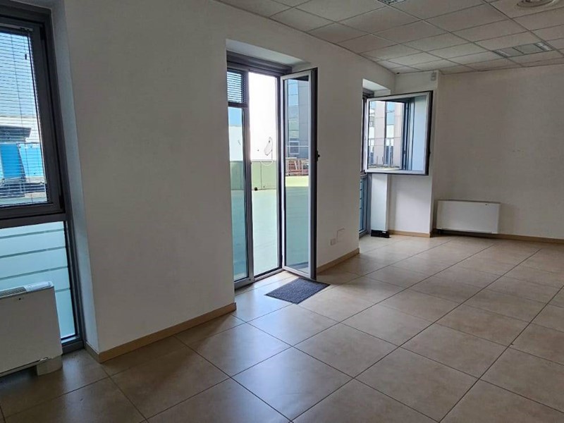 Ufficio in Vendita a Terno d'Isola, 89'000€, 75 m²