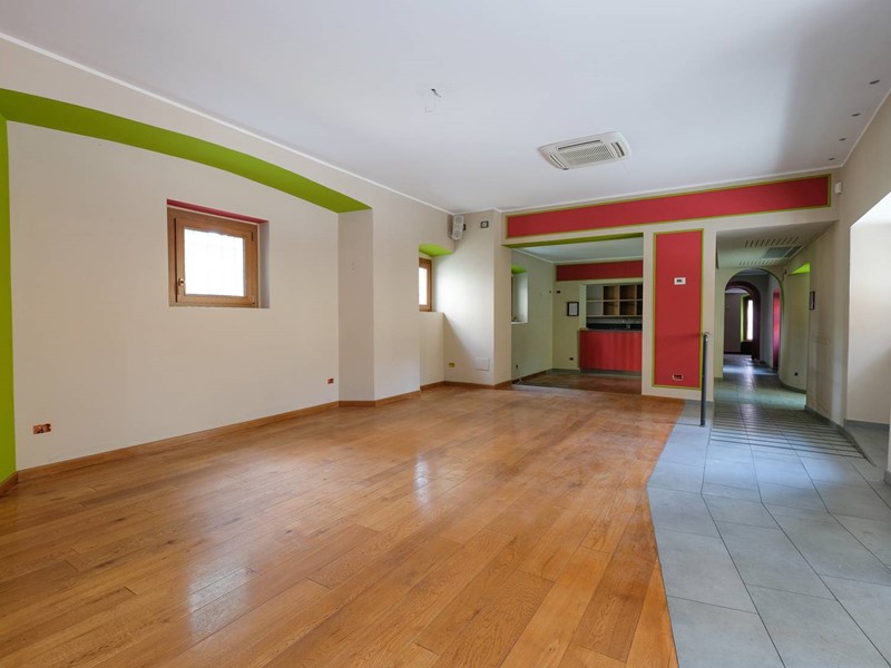 Immobile commerciale in Vendita a Scanzorosciate, 342'000€, 180 m²