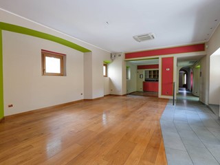 Immobile commerciale in Vendita a Scanzorosciate, 342'000€, 180 m²