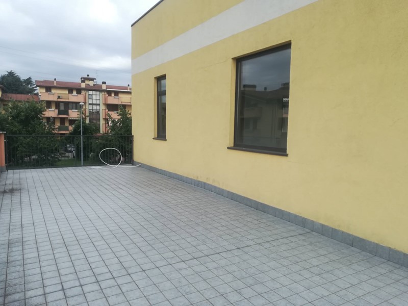 Immobile commerciale in Vendita a Roncello, 239'000€, 217 m²