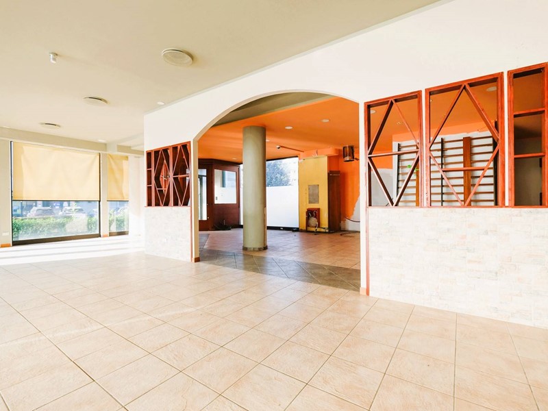 Immobile commerciale in Vendita a Brembate di Sopra, 249'000€, 250 m²