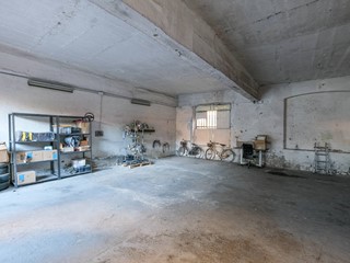 Magazzino in Vendita a Romano di Lombardia, 295'000€, 210 m²