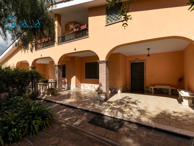 Villetta a schiera in Vendita a Pomezia, 285'000€, 380 m²
