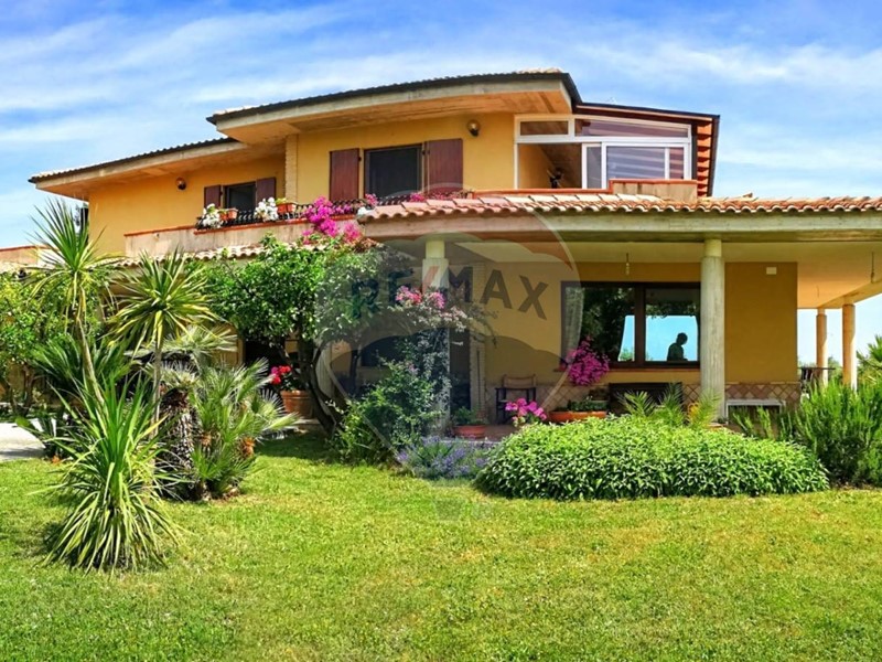 Villa in Vendita a Monteodorisio, 530'000€, 430 m², con Box