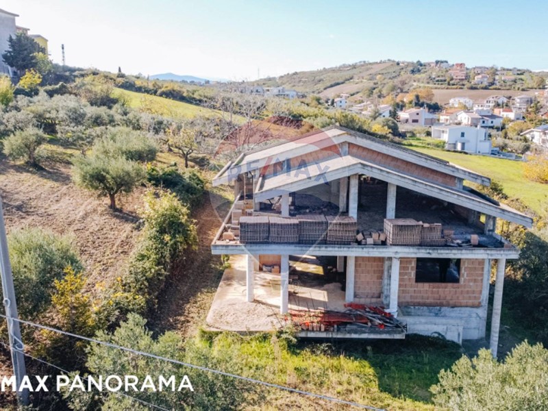 Villa in Vendita a Cupello, 170'000€, 335 m²