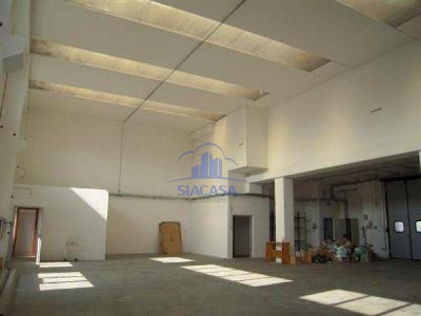 Capannone in Vendita a Concorezzo, 681'000€, 950 m²
