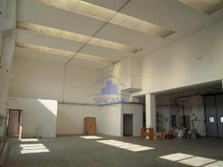 Capannone in Vendita a Concorezzo, 681'000€, 950 m²