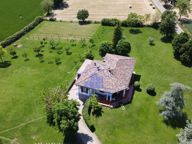 Villa in Vendita a Traversetolo, 470'000€, 290 m², con Box