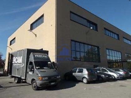 Capannone in Vendita a Villasanta, 616'000€, 1070 m²