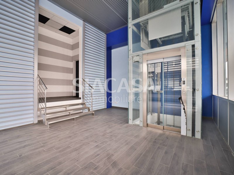Ufficio in Affitto a Cernusco sul Naviglio, 1'667€, 200 m²