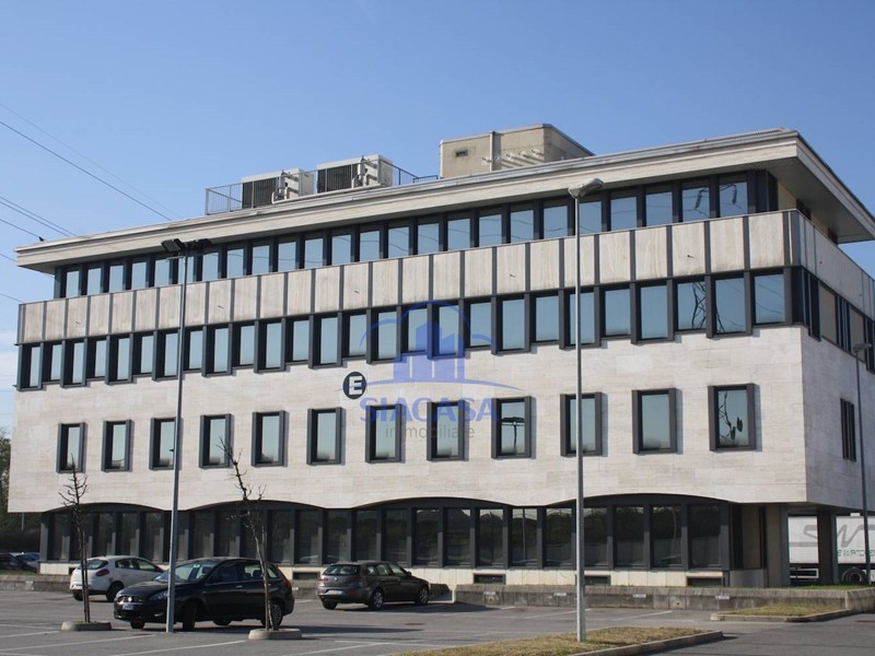 Ufficio in Affitto a Caponago, 153 m²