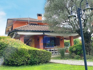 Villa in Vendita a Mezzago, 628'000€, 374 m²