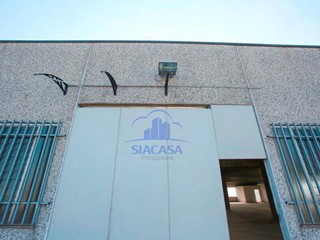 Capannone in Vendita a Gessate, 725'000€, 1090 m²