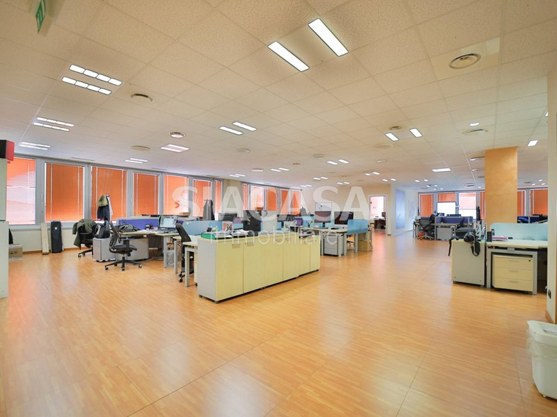 Ufficio in Affitto a Cernusco sul Naviglio, 9'333€, 1600 m²
