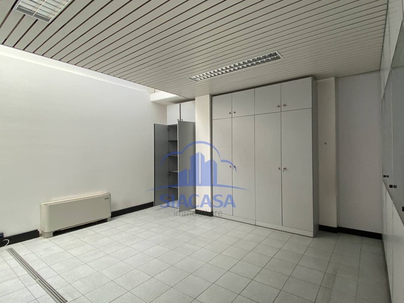 Ufficio in Affitto a Inzago, 3'500€, 444 m²