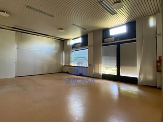 Ufficio in Affitto a Inzago, 1'800€, 220 m²