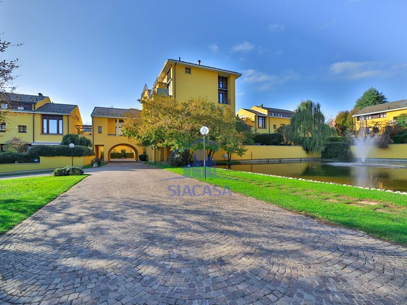 Quadrilocale in Vendita a Lesmo, 290'000€, 141 m²