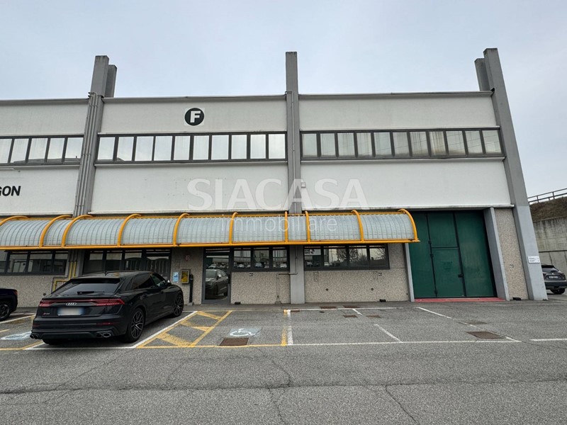 Capannone in Affitto a Caponago, 679 m²