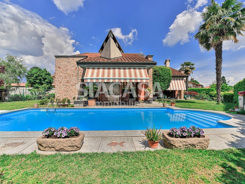 Villa in Vendita a Bernareggio, 890'000€, 560 m²