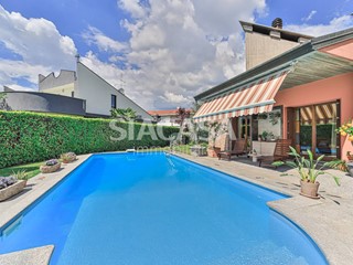 Villa in Vendita a Bernareggio, 890'000€, 560 m²