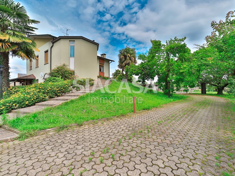 Villa in Vendita a Cornate d'Adda, 595'000€, 449 m²