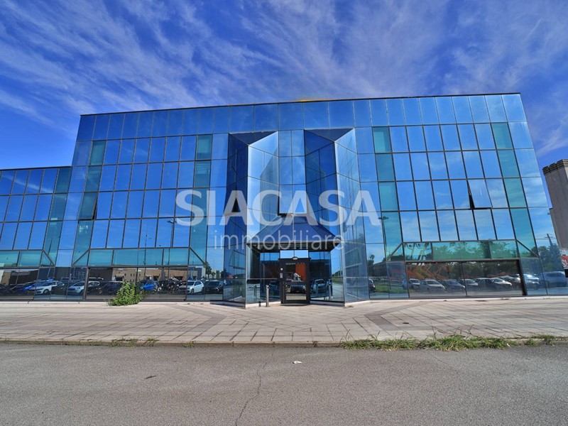 Ufficio in Affitto a Mezzago, 1'916&euro;, 303 m²