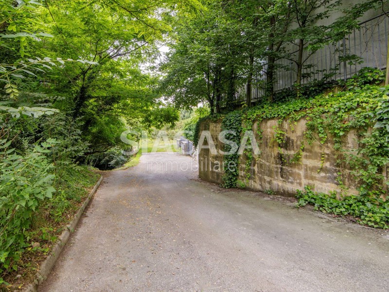 Capannone in Vendita a Erba, 825'000&euro;, 1064 m²