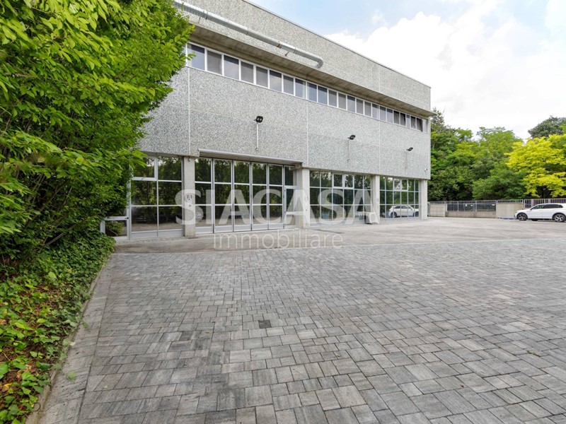 Capannone in Vendita a Erba, 450'000&euro;, 511 m²