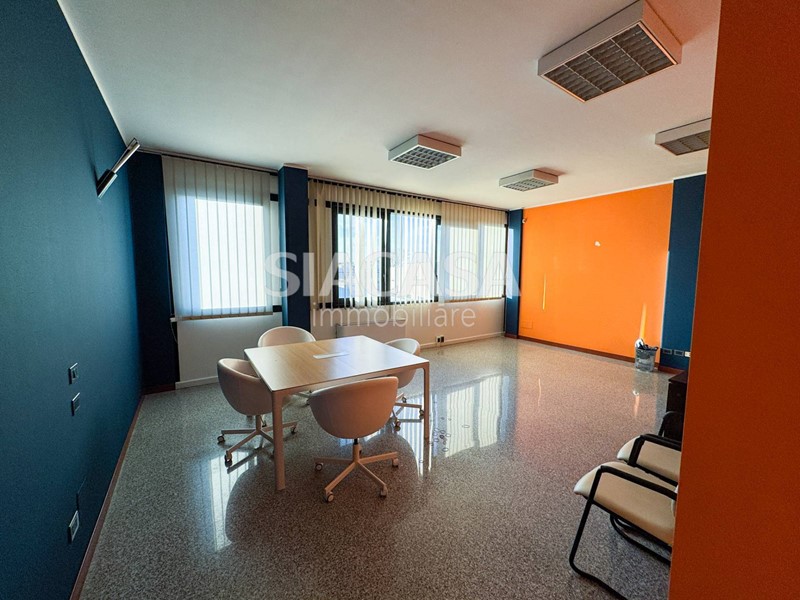 Ufficio in Affitto a Cernusco sul Naviglio, 1'300€, 110 m²