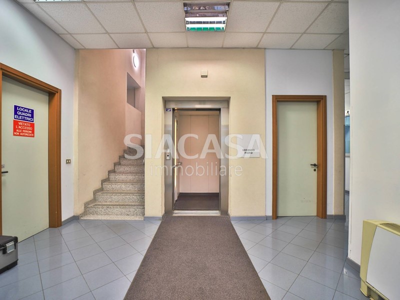 Ufficio in Affitto a Segrate, 3'600€, 370 m²