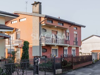 Villa in Vendita a Mezzago, 420'000€, 400 m²