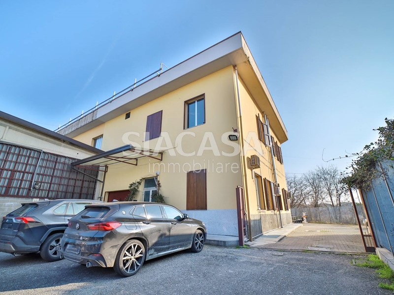 Capannone in Vendita a Cologno Monzese, 890'000€, 1611 m²