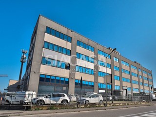Ufficio in Vendita a Cornate d'Adda, 250'000€, 256 m²